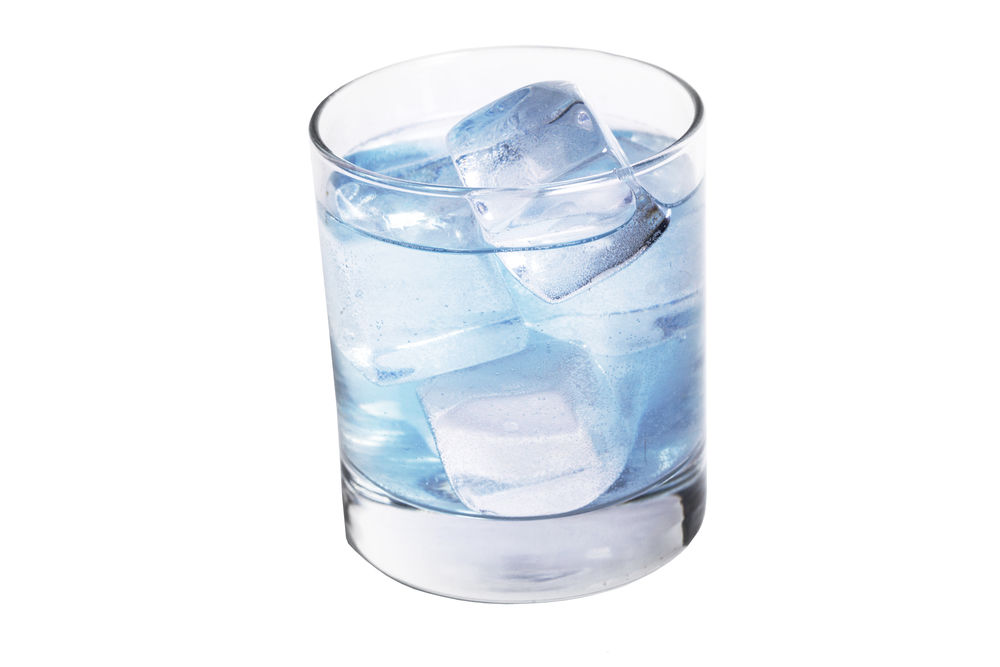 На фотографии представлен кусок льда в форме цилиндра плавающий в воде с помощью этой фотографии