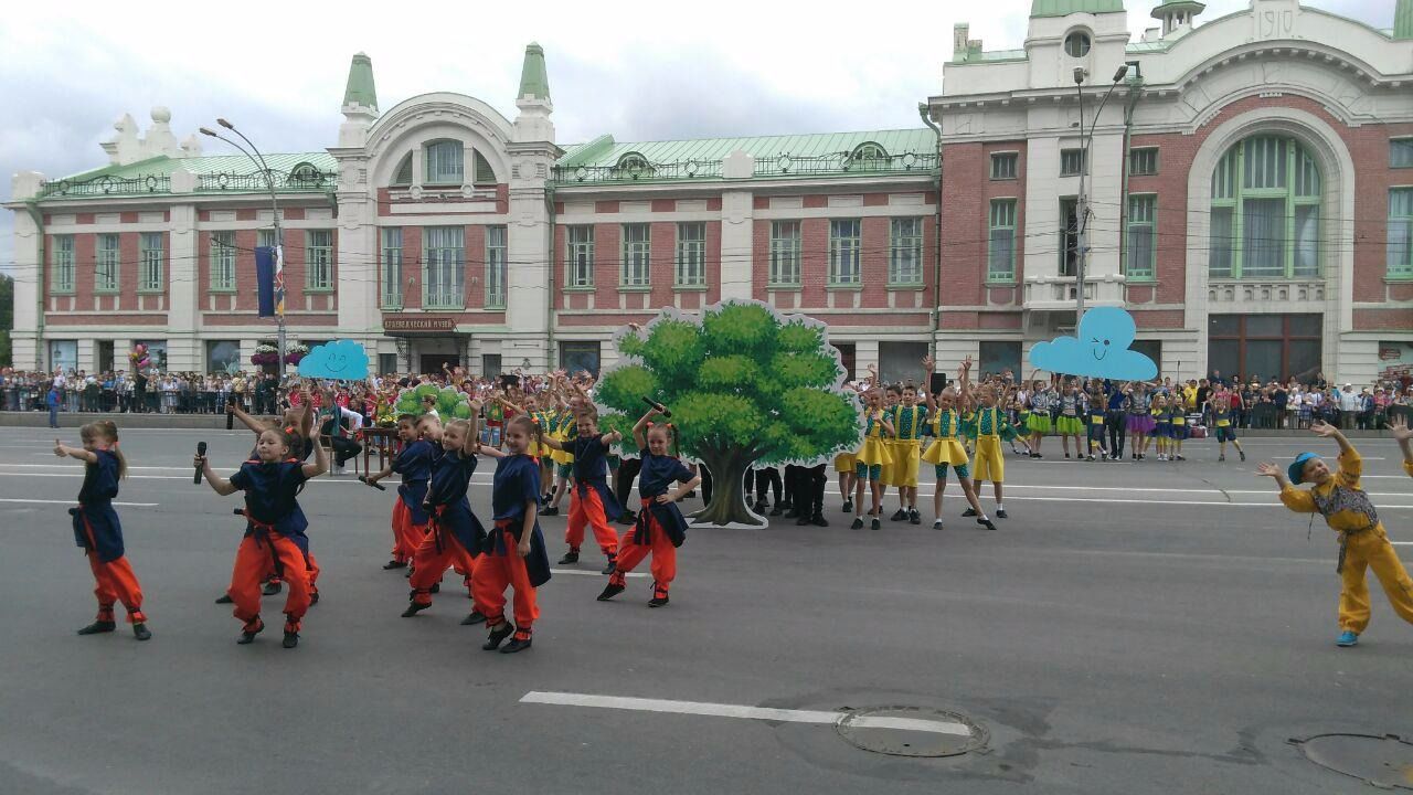 День новосибирска. Площадь Ленина день города Новосибирск. Городская площадь праздник. Праздник на площади города. С днем города Новосибирск 2020.