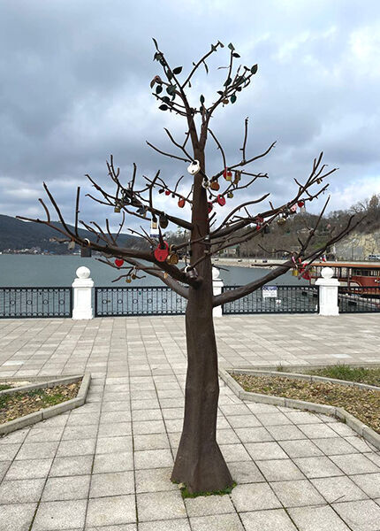 Скульптура Дерево Счастья в Абрау-Дюрсо